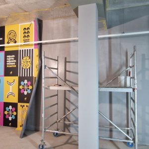 tapezieren_web_stofftapete-im-clubraum